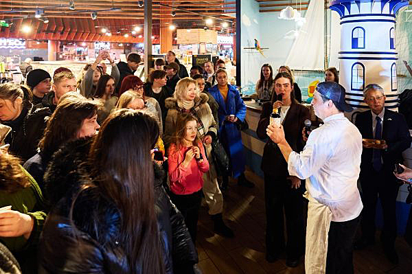 写真　料理の説明をするゼンショー松崎氏（フォジー・グループ提供）