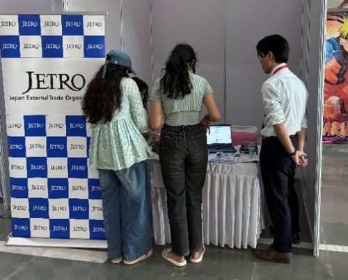 写真　ジェトロの出展ブースに集まる学生たち（ジェトロ撮影）
