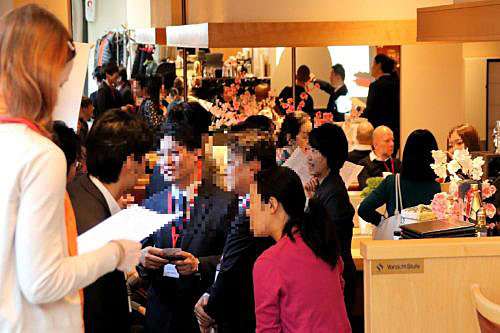 写真　参加者による意見交換の様子（ドレスデン独日協会提供）