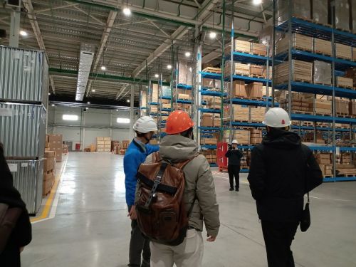 写真　東洋トランスセントラルアジアの倉庫訪問（ジェトロ撮影）