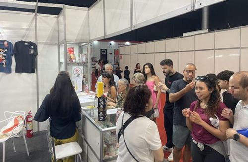 写真　ジェトロブースでジュースと日本酒を試飲する来場者（ジェトロ撮影）