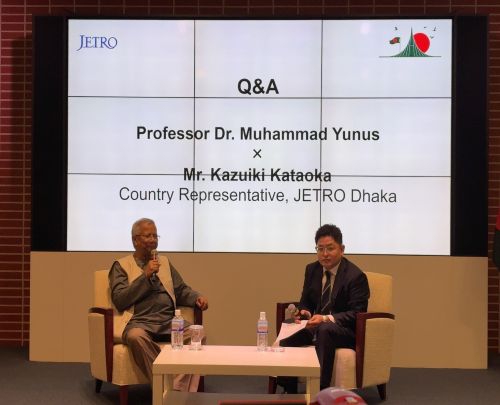 写真　質問に回答するユヌス氏（左）（ジェトロ撮影）