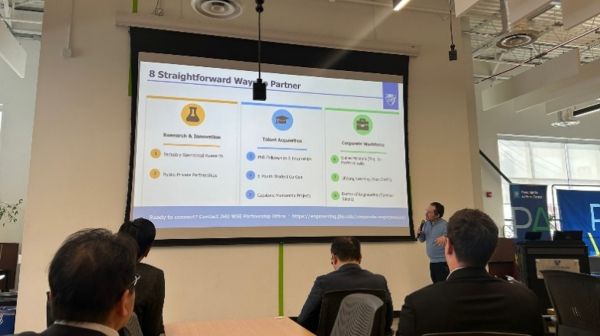 写真　工学部に関する説明の様子（ジェトロ撮影）