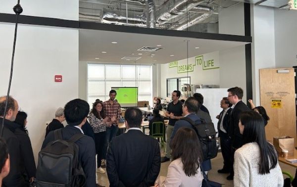 写真　JHTV内施設見学の様子（ジェトロ撮影）