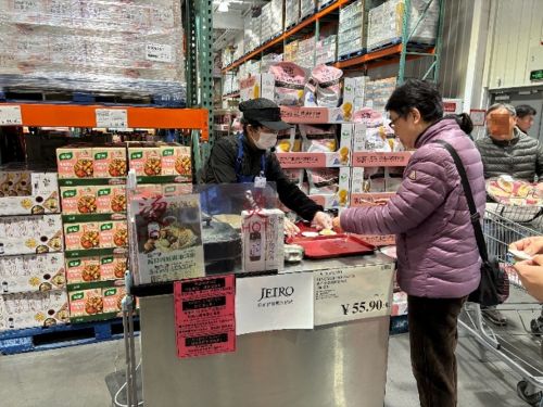 写真　麺つゆを使った麺料理を試食する様子（ジェトロ撮影）