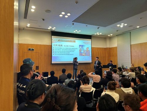 写真　日本のバスフィッシングの文化と釣りトーナメントについて講義を行う江尻悠真氏（ジェトロ撮影）