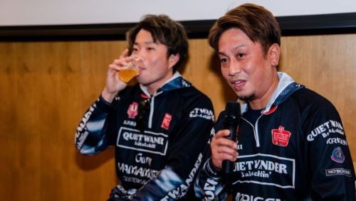 写真　酒TALKで自らの好きなお酒について語り合う日本のプロ選手ら（ジェトロ撮影）
