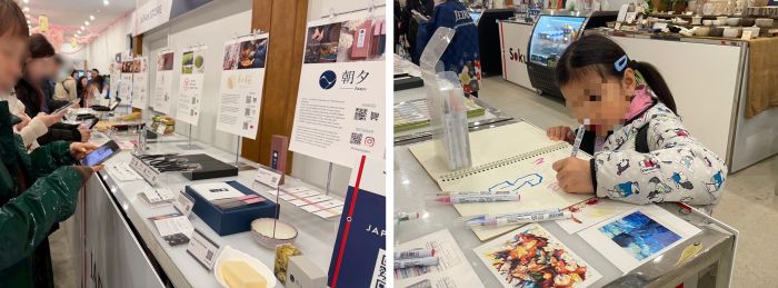 写真　（左）商品のQRコードを読み込む来場者、（右）展示商品を試す来場者（ともにジェトロ撮影）