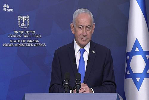 写真　ビデオ演説を行うイスラエルのネタニヤフ首相（イスラエル政府報道局提供）