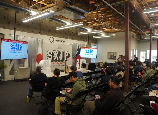 写真　会場内ステージでセッションの開始を待つ参加者の様子（ジェトロ撮影）