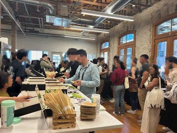 写真　寿司に並ぶ行列（ジェトロ撮影）