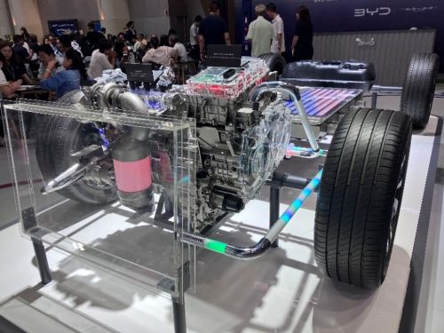 写真　ブレードバッテリーとシャオユン（Xiaoyun）エンジン（ジェトロ撮影）