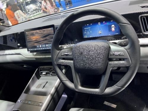 写真　今回発表された「BYD SEALION 5 DM-i」の車内の様子（ジェトロ撮影）