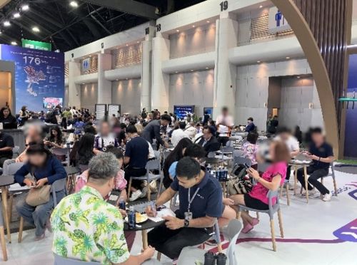 写真　BYDのブース内の商談スペース（ジェトロ撮影）