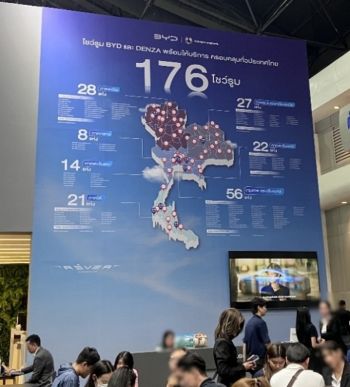 写真　BYDのタイ全土におけるショールーム176カ所を示した展示（ジェトロ撮影）