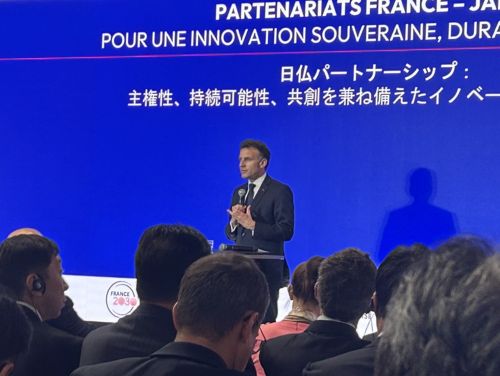 写真　東京での経済イベントで講演するマクロン大統領（ジェトロ撮影）