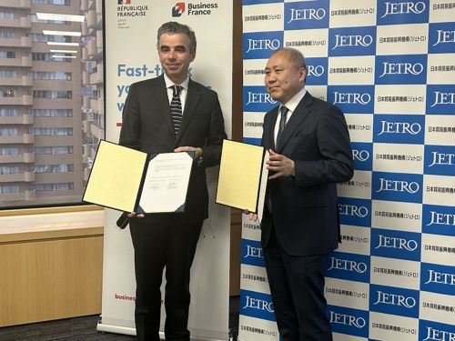 写真　ビジネスフランスのルイ・マルゲリットCEO（左）とジェトロの片岡進副理事長（右）による署名式（ジェトロ撮影）