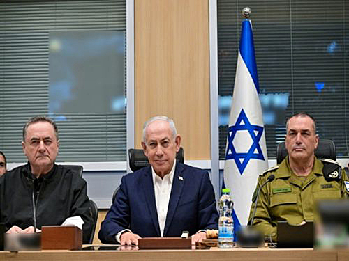 写真　状況評価を行うイスラエルのネタニヤフ首相（イスラエル政府報道局提供）