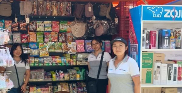 写真　ゲートボール用品にニーズがあると話すキョーダイのヤラ営業課長（右）（ジェトロ撮影）