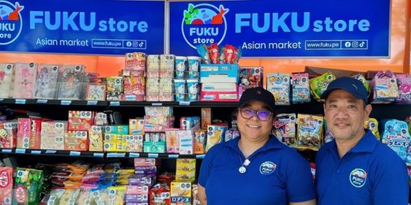 写真　日本産食品の発掘に意欲を示すフク・ストアのヒガオンナ輸入課長（左）（ジェトロ撮影）