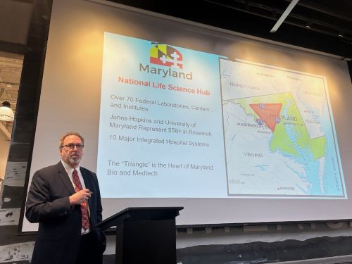 写真　ロバート・ストーリー氏による説明（ジェトロ撮影）