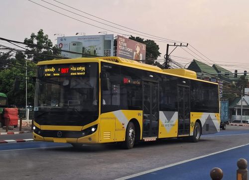 写真　新設されたEVバス（BRT）（ジェトロ撮影）