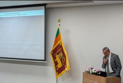 写真　イベントであいさつするクマーラシンハ大使（ジェトロ撮影）