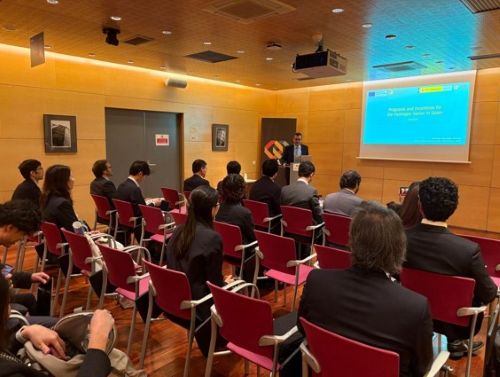 写真　IDAE内にて水素政策の説明を受ける参加者（ジェトロ撮影）