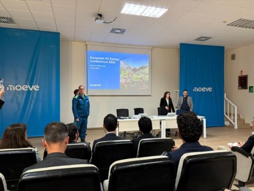 写真　モエベの説明に耳を傾ける参加者（ジェトロ撮影）