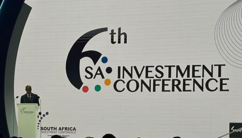 写真　パークス・タウ貿易産業競争相のスピーチの様子（ジェトロ撮影）