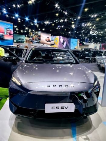 写真　充電中の「OMODA C5 EV MAX+」の様子（ジェトロ撮影）