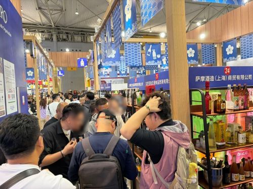 写真　試飲商談を行う来場バイヤー（ジェトロ撮影）