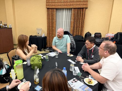 写真　ネットワーキング商談会にて、商品を見せて商談をしながらアドバイスをもらう参加事業者（ジェトロ撮影）