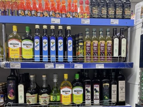 写真　タジキスタンの首都ドゥシャンベのスーパーに並ぶ輸入食品（2025年10月、ジェトロ撮影）