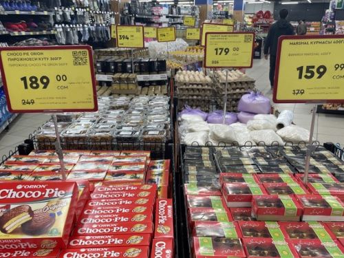 写真　2月末、キルギスの首都ビシュケクのスーパーに並ぶ輸入食品（ジェトロ撮影）