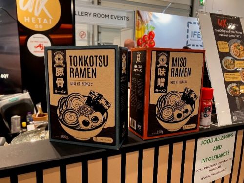 写真　UK HETAIが味の素と共同開発したラーメンキット（ジェトロ撮影）