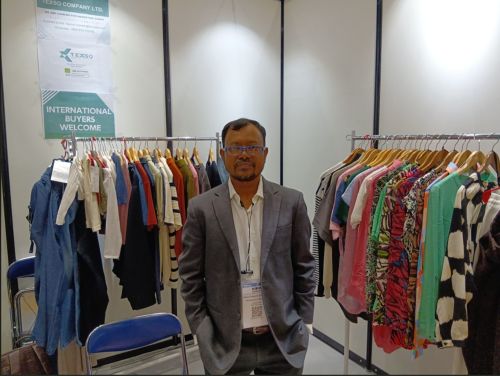 写真　出展するTexso Companyのムハンマド・ファイサル・ホサイン代表取締役社長（ジェトロ撮影）