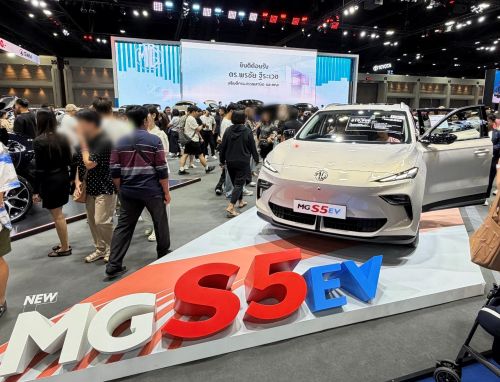 写真　「MG S5 EV」とMGブースがにぎわう様子（ジェトロ撮影）