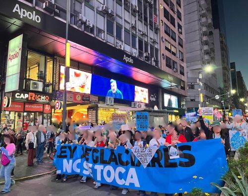 写真　4月4日、ブエノスアイレス市内で氷河法の改正に抗議するデモ隊（ジェトロ撮影）