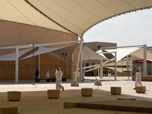 写真　大学へ登校する学生。教育機関の活動も平常どおり行われている（ジェトロ撮影）