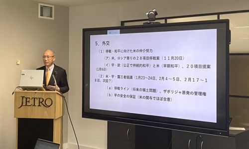 写真　松田前大使の講演（ジェトロ撮影）