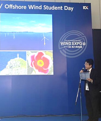 写真　長崎県五島沖の浮体式洋上風力発電事業を紹介する森田氏（ジェトロ撮影）