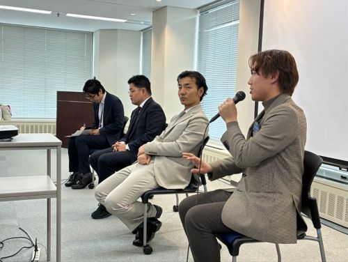 写真　セミナーの質疑応答で回答する講師（ジェトロ撮影）