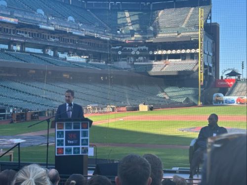 写真　クライメート・ウィーク開幕イベントでのダニエル・ルーリー市長の演説の様子（ジェトロ撮影）