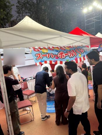 写真　「スーパーボールすくい」を楽しむ来場者の様子（ジェトロ撮影）