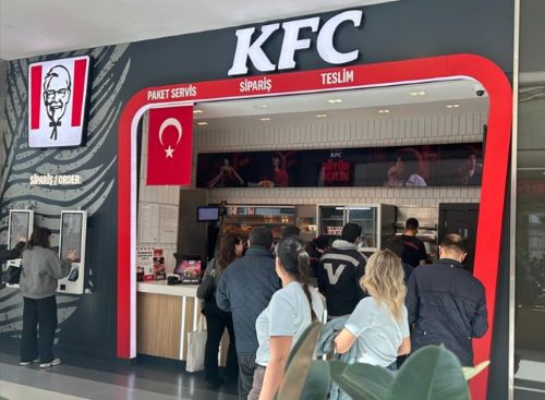 写真　トルコ・イスタンブール中心地レベントのショッピングモールにあるKFC。平日の昼時に訪れると、列ができていた（ジェトロ撮影）