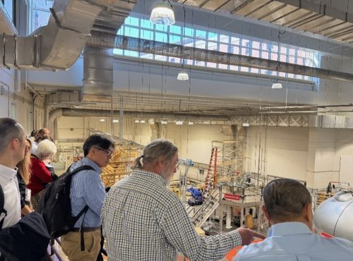 写真　ラボ視察の様子（ジェトロ撮影）