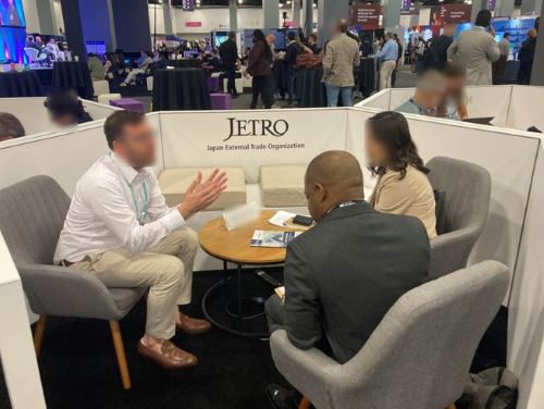 写真　個別面談の様子（ジェトロ撮影）
