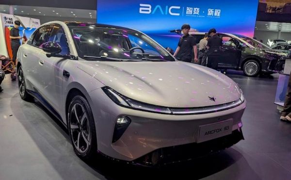 写真　北京汽車のブースに展示された「ARCFOX S3」（ジェトロ撮影）