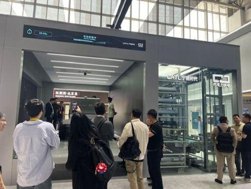 写真　北京モーターショーのCATLブースに展示されたチョコレート型電池の交換ステーション（ジェトロ撮影）
